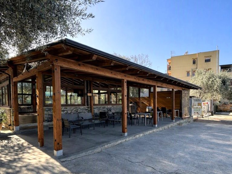 Tettoia in legno lamellare per centro sportivo a Santa Flavia